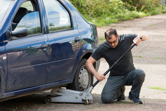 Utiliser un cric pour soulever une auto en panne