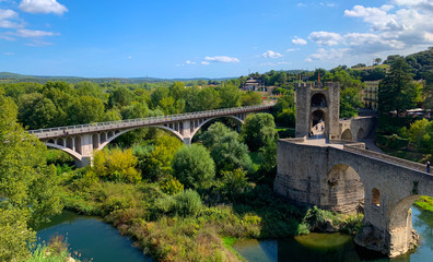 Fototapeta na wymiar bridge over the river in Besalu Spain