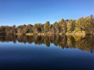 Fototapeta na wymiar A view of Alderford lake in Shropshire with reflection