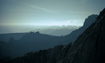 Silhouetten von Bergen in den Alpen