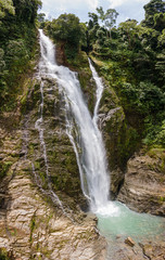 Naklejka premium Cascada Montaña