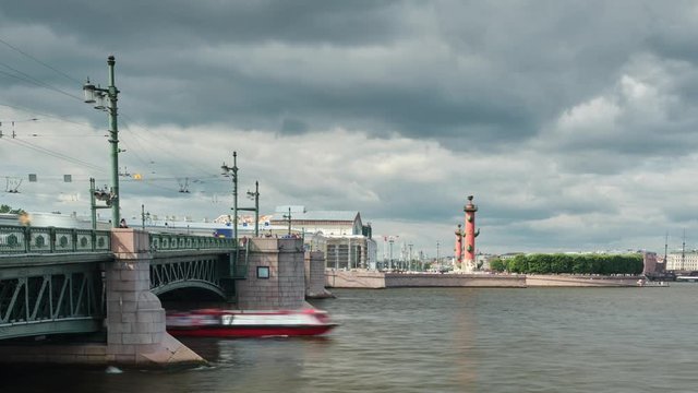 Time-lapse video with a view of the Palace Bridge in St. Petersburg and the Spit of Vasilyevsky Island with rastral columns.