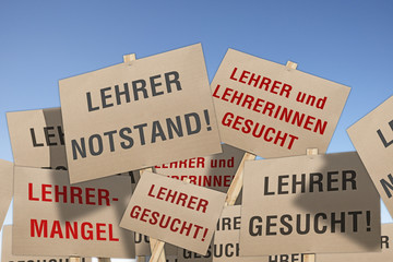 Schilder mit der Devise: Lehrernotstand, Suche von Lehrkräften, (Symbolbild)