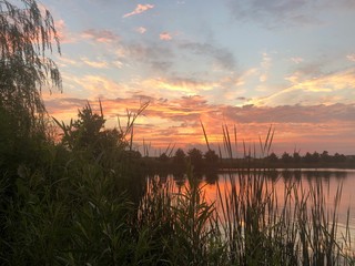 Obraz na płótnie Canvas sunset over the river