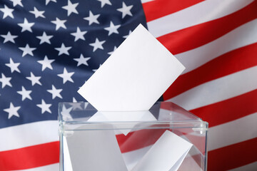 Fototapeta na wymiar Voting box with bulletins on american flag background