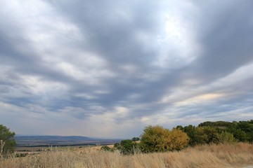 Obraz premium View of the plain from a height in the vicinity of the village of Avren (Bulgaria) at sunset