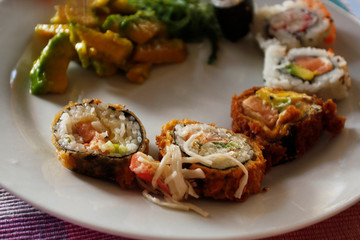Plato de rolls de sushi variados
