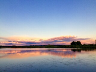 Fototapeta na wymiar beautiful sunset over the lake