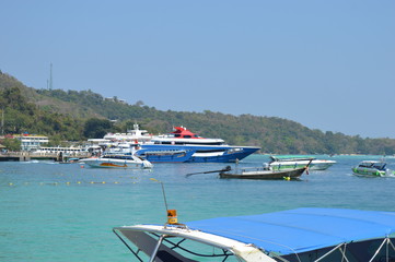 Fototapeta premium Water boats on phi phi island 