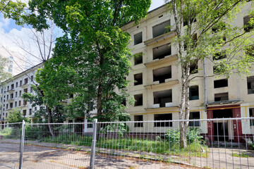 An old apartment building is ready for demolition. Empty Khrushchev house, renovation in Moscow, dismantling of old five story houses