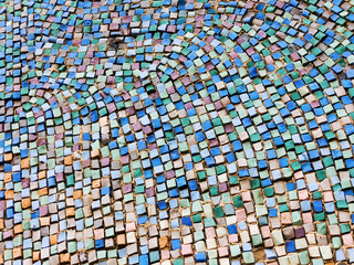 Obraz premium Detail of beautiful old collapsing abstract ceramic mosaic adorned building. Venetian mosaic as decorative background. Selective focus. Abstract Pattern. Abstract mosaic colored ceramic stones