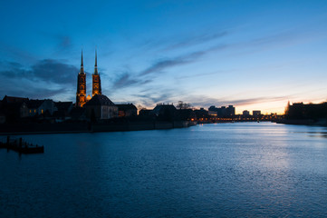 Poranny widok na panoramę Odry we Wrocławiu - miasto budzi się do życia - katedra w tle - obrazy, fototapety, plakaty