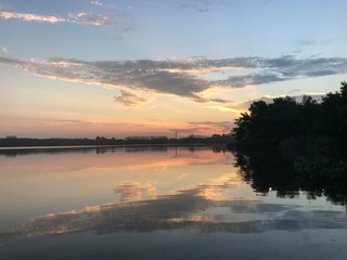 Obraz premium sunset over the lake