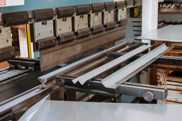 Bending sheet metal with a hydraulic machine at the factory