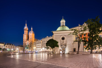 Fototapeta na wymiar Nocny widok na Rynek Główny w Krakowie. Kościół Mariacki. Kościół Świętego Wojciecha 