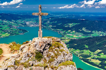 Gipfelkreuz am Schafberg vor dem Mondsee, Salzkammergut, Österreich