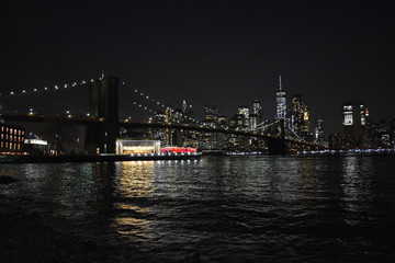 Fototapeta na wymiar Puente de Brooklyn de noche
