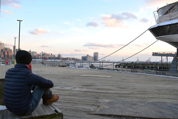 Joven en un muelle