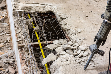 Demoli&ccedil;&atilde;o de estrutura de concreto com entulhos e res&iacute;duos a serem coletados.