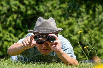 腹ばいになって双眼鏡を覗く様子 斜め前から バンクーバー ブリティッシュコロンビア カナダ Wall Mural Haseg77 腹ばいになって双眼鏡を覗く様子 斜め前から バンクーバー ブリティッシュコロンビア カナダ Wall Mural Haseg77