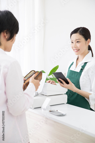 会計をする女性店員 Wall Mural Wallpaper Murals Paylessimages 会計をする女性店員 Wall Mural Wallpaper Murals Paylessimages