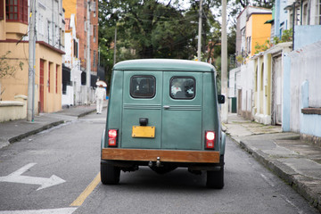 Fototapeta premium Camioneta antigua en la calle