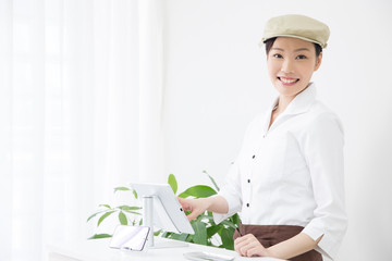 レジをする女性店員