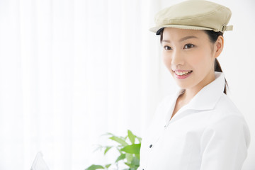 笑顔の女性店員