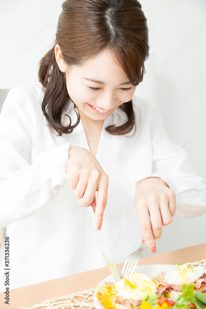 Poster 朝食を食べる女性