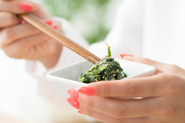 食事をする女性