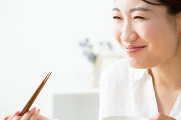 ご飯を食べる女性