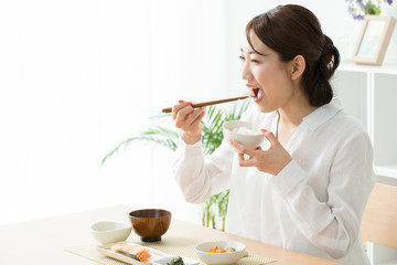 食事をする女性