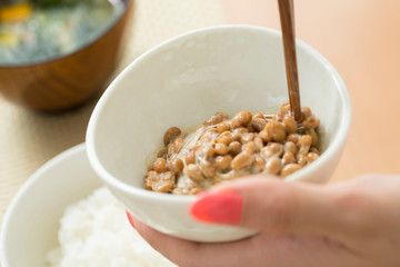 納豆を混ぜる女性