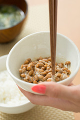 納豆を混ぜる女性