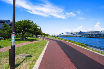 Obraz premium 晴天の川縁