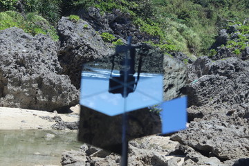 再帰性反射板と海