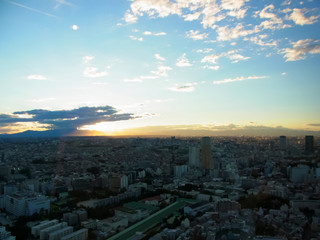 The city where the sky, the bottom where the top glistens are dark