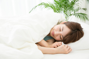 ベッドで眠る女性