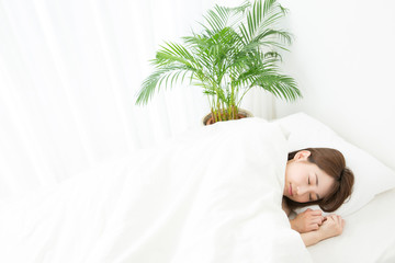 ベッドで眠る女性