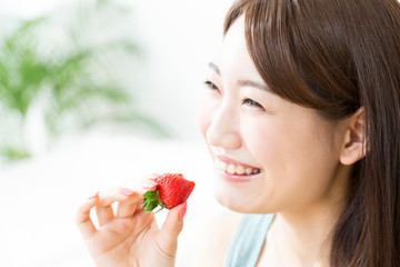 苺を食べる女性