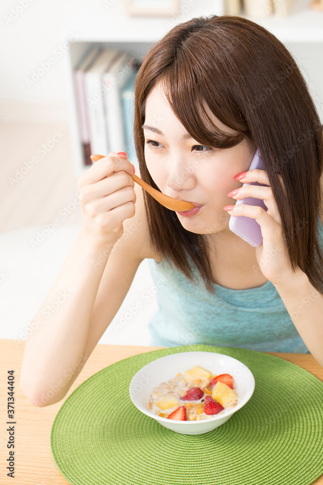 Poster 朝食を食べながら電話する女性