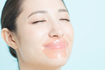 唇パックをする女性
