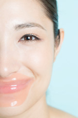 唇パックをする女性