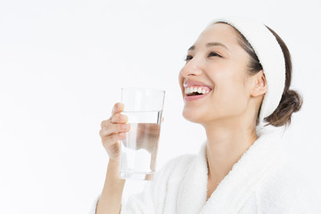 水を飲む女性