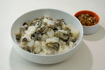 굴과 무우를 넣고 밥과 섞어 먹는 굴밥