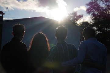 People looking to the sky
Friends together
People looking the clouds
Family looking the sunset