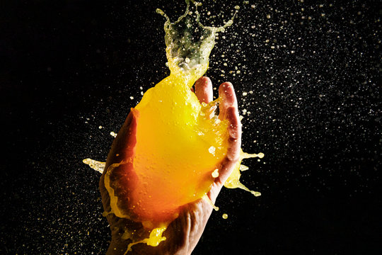 オレンジジュースをつかむ手