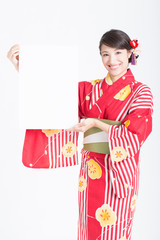 メッセージボードを持つ浴衣女性