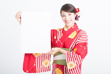 メッセージボードを持つ浴衣女性