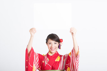 メッセージボードを持つ浴衣女性